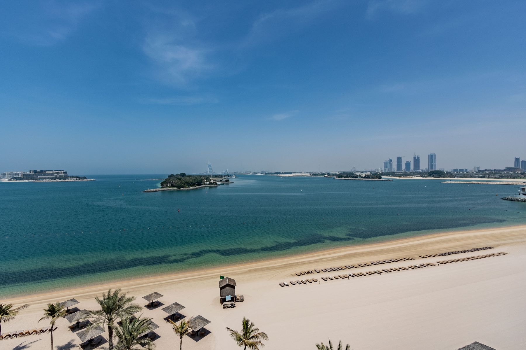 Plage privée de Palm Jumeirah avec le Burj Al Arab au loin